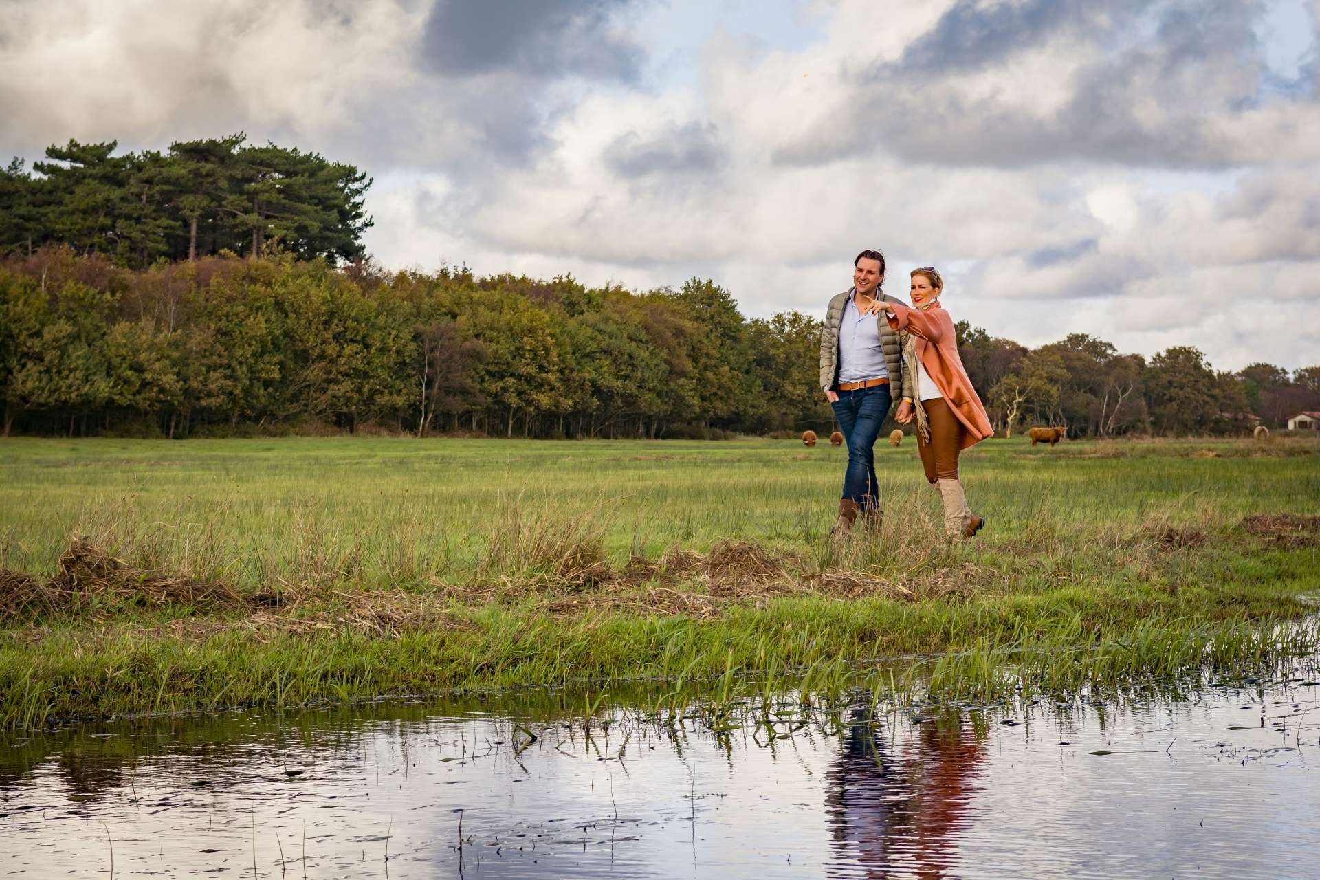 stel-wandelen-bos-de-dennen-de-krim-texel