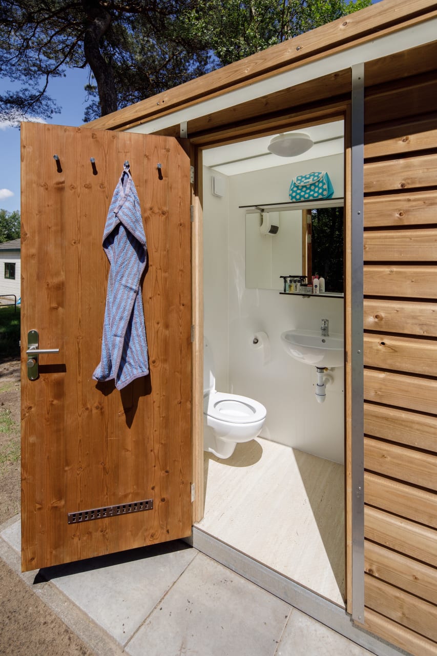 RCN Zeewolde - Comfort kampeerplaats buitendijks met prive sanitair