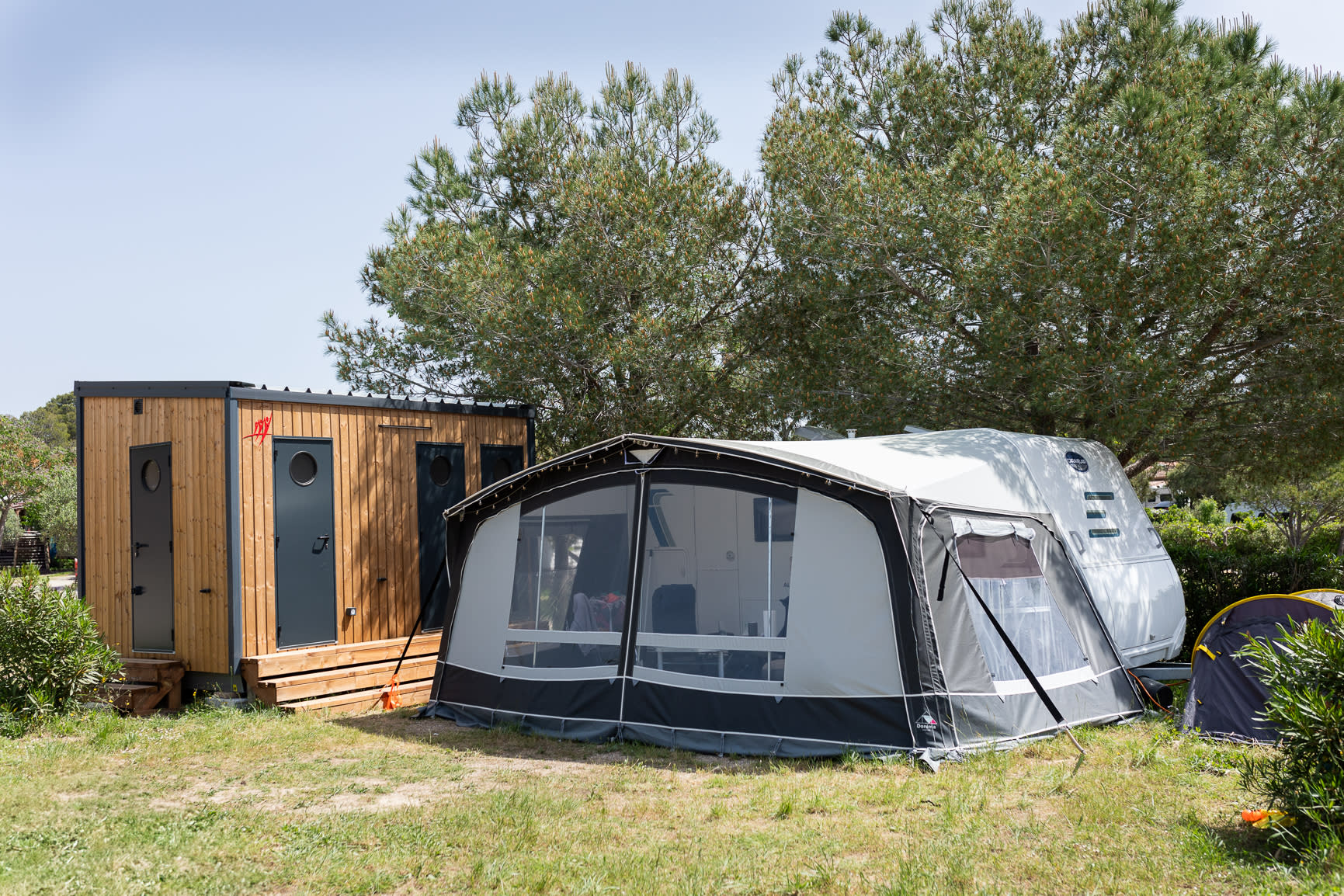 RCN Domaine de la Noguière | Kampeerplaats met privé sanitair comfort