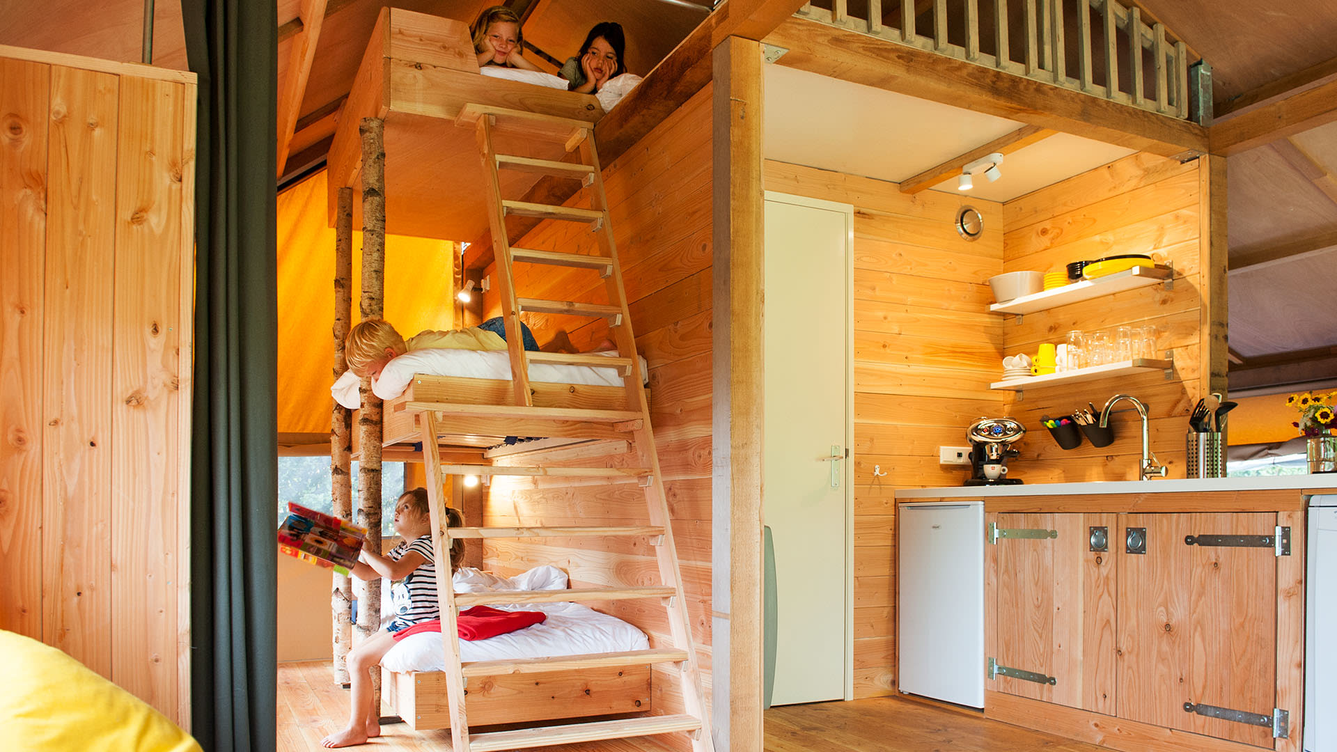 Barntent_herobeeld_kinderen_spelen_op_stapelbed_en_slaapzolder_ook_keuken