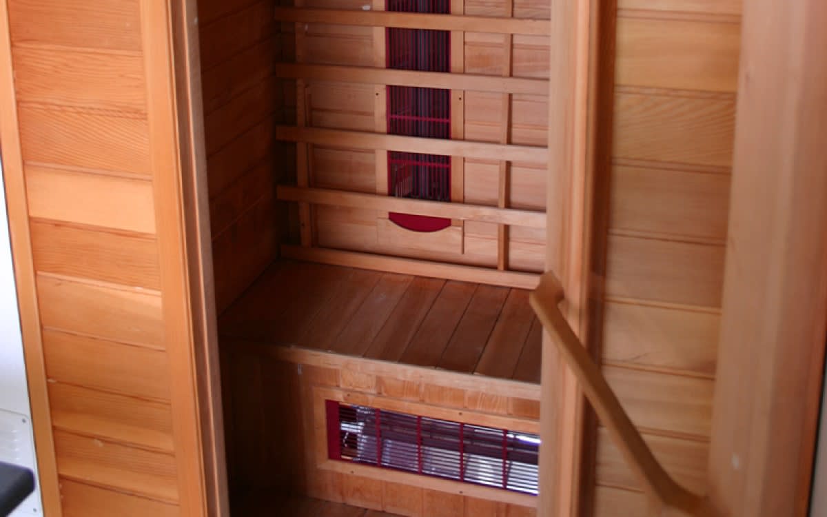 RCN de Schatberg | Comfort kampeerplaats XL met privé sanitair met sauna en ligbad