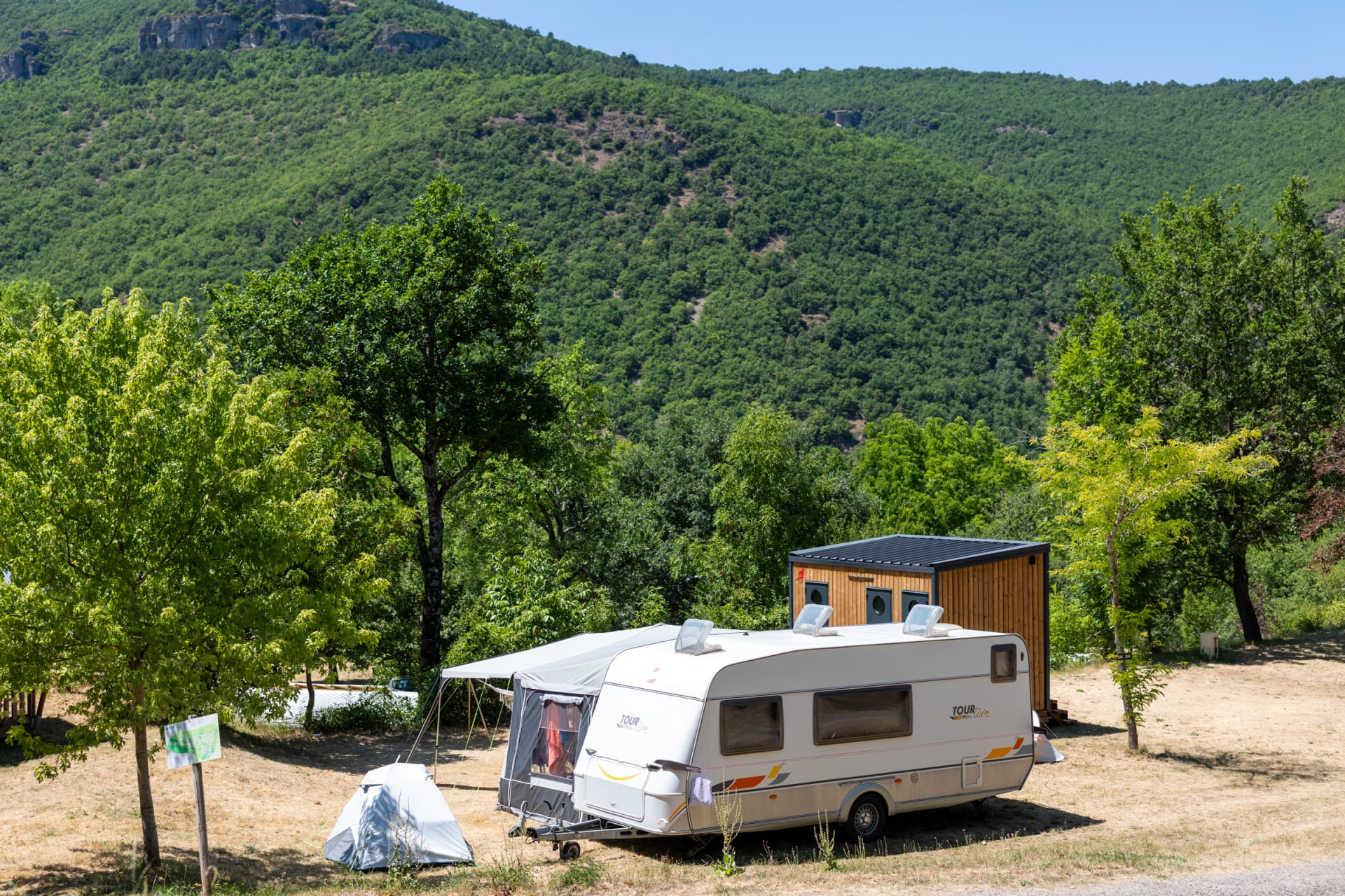 RCN Val de Cantobre | Kampeerplaats met privé sanitair comfort