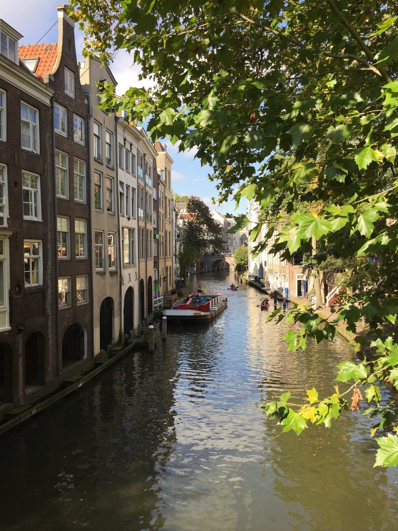 Small sidestreet with canal in Utrech