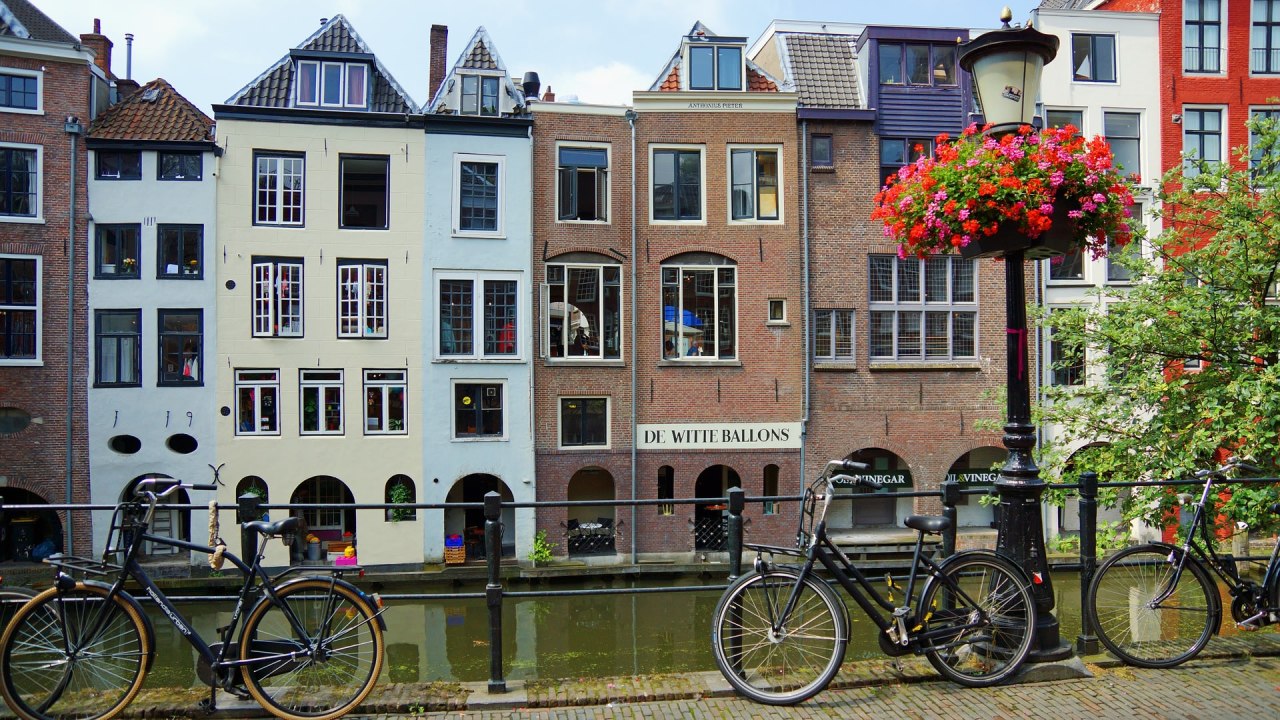 Houses next to the water in Utrecht