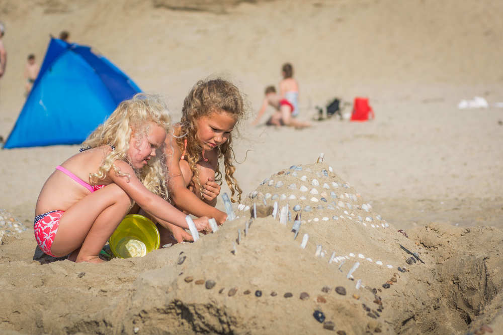 kinderen-zandkasteel-strand-de-krim-texel