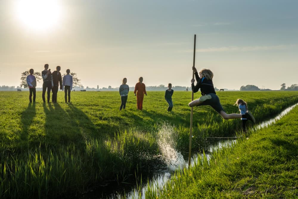 Tijdens de meivakantie kun je ook slootje springen bij FarmCamps