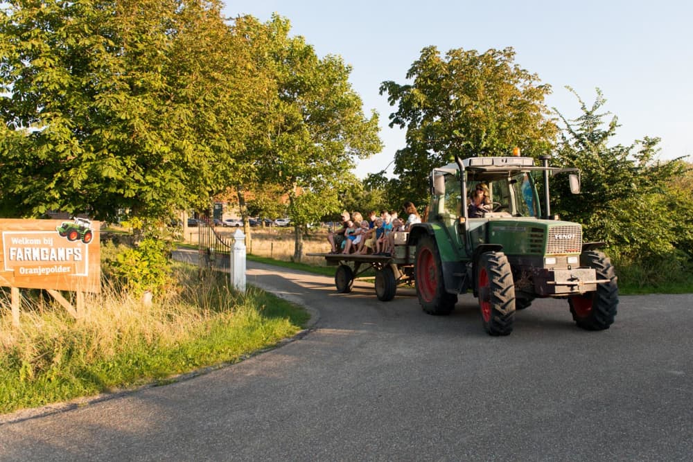 Op de traktor bij een boerderij in Zeeland