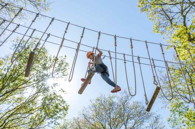 Besuchen Sie während Ihres Wochenendes mit Kindern den Villapark de Weerribben im abenteuerlichen Kletterwald in Paasloo