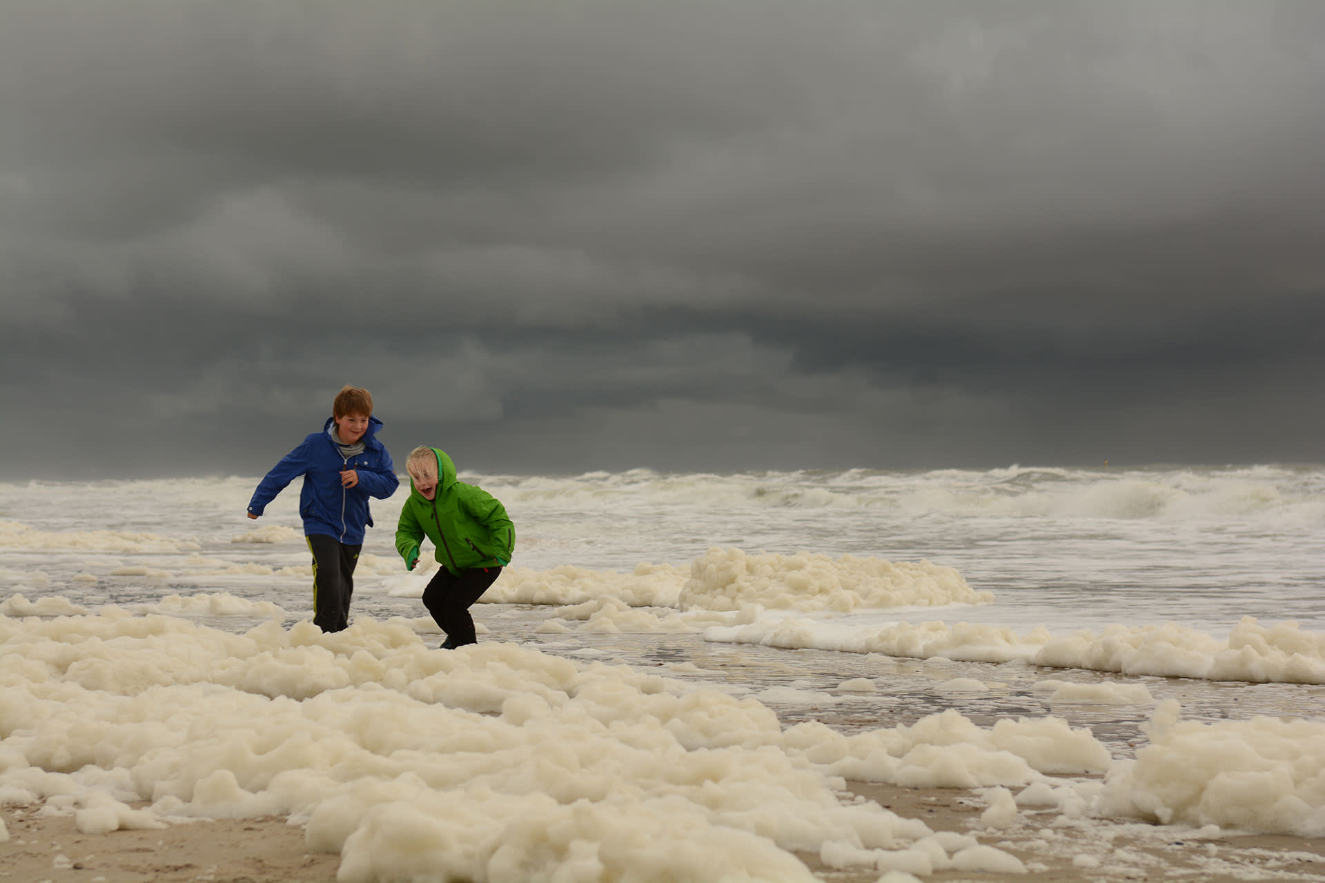 kinderen-zee-schuim-herfst-de-krim-texel