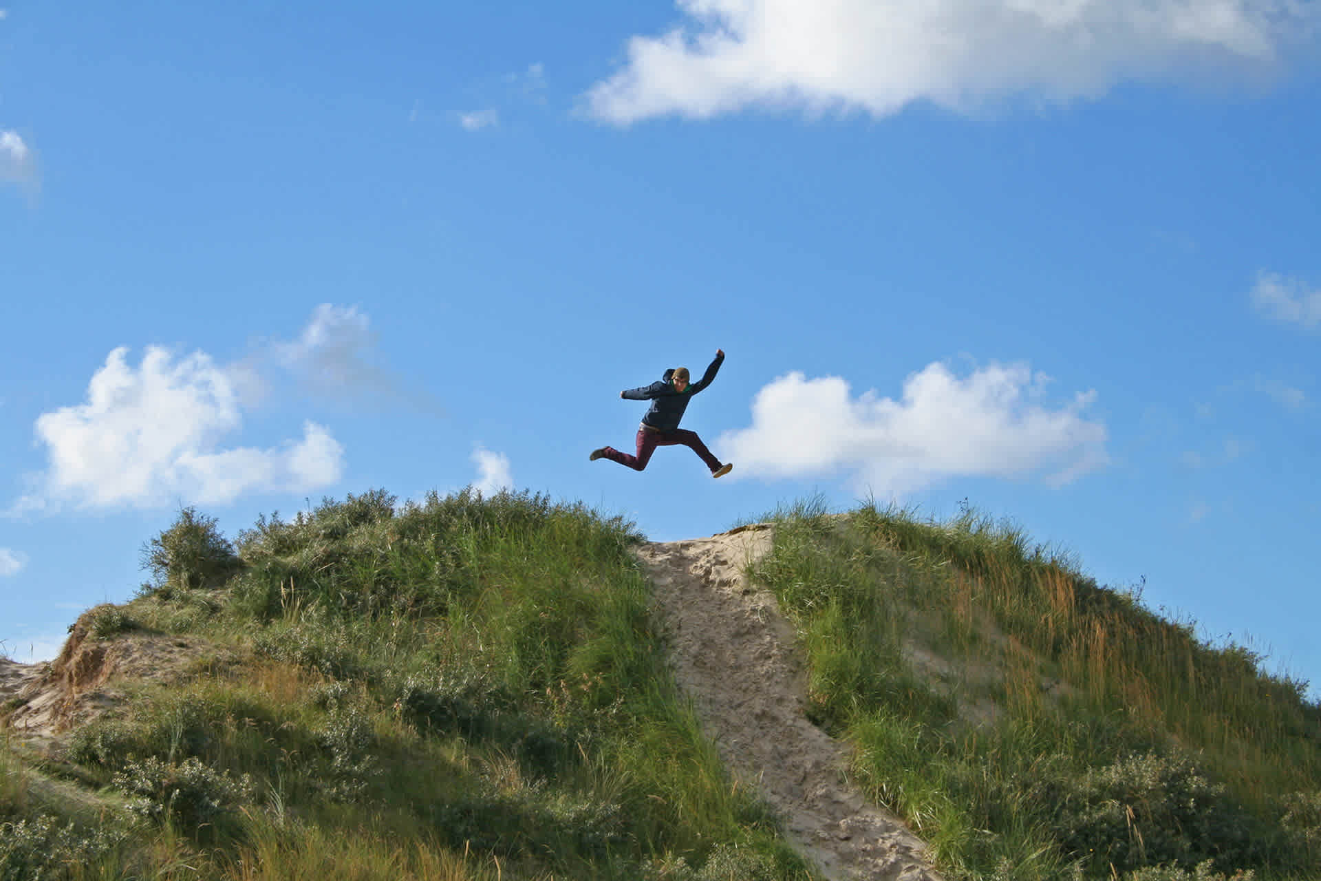 man-duinen-springen-de-krim-texel