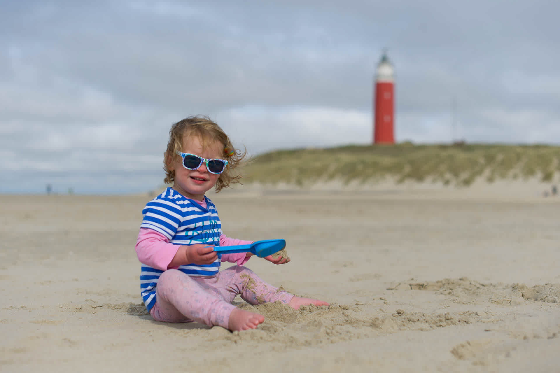 kind-vuurtoren-strand-de-cocksdorp-de-krim-texel