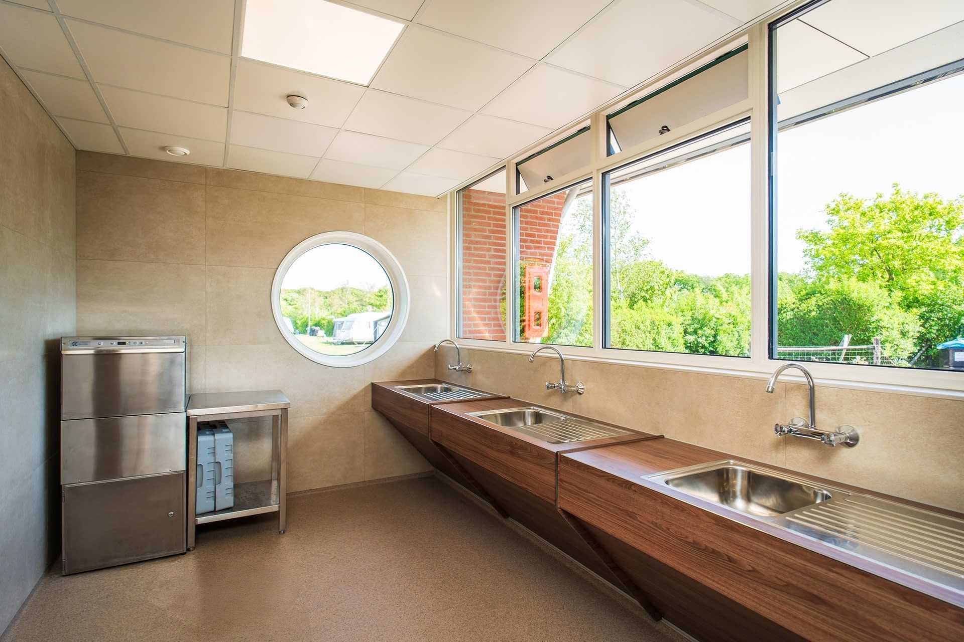 Camping De Shelter, vaatwasser